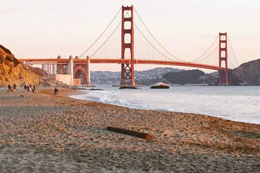 La playa Baker de 贝博体彩app aparece en la foto con el puente Golden Gate al fondo.