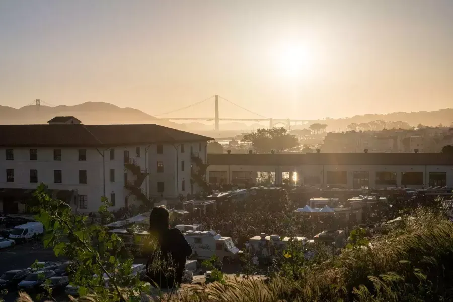 Blick auf Fort Mason und die Golden Gate Bridge bei Sonnenuntergang.