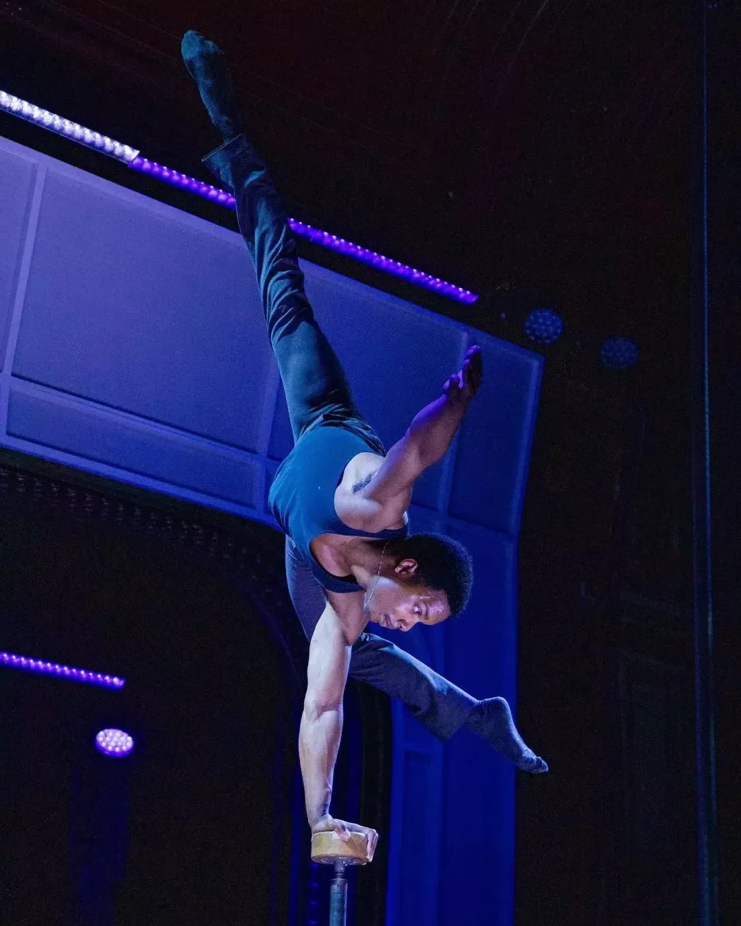 Acrobats perform in "亲爱的贝博体彩app" at Club Fugazi